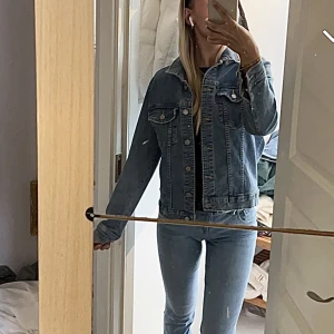 Jeansjacka ginatricot  - Jeansjacka från Gina Tricot i strl M! Jag är 171 cm lång 💕 använd gärna köp nu🤝