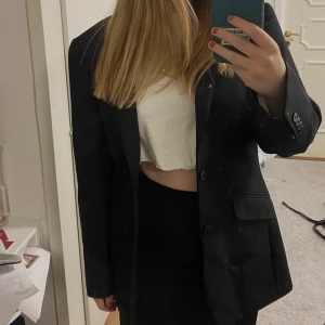 Svart kavaj - Svart kavaj i herrmodell, storlek M. Slutar precis under rumpan på mig (ca 168), så passar som ”klänning” med en liten kjol eller ett par shorts under😁🫶🏼