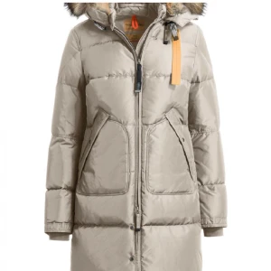 Parajumper  - Säljer nu min parajumper jacka som jag tyvärr inte använder mer vill bli av med den så fort som möjligt kom med ett pris möts endast 