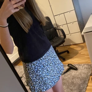 Blåblommig kjol - Så söt kjol som är perfekt till sommarn💙