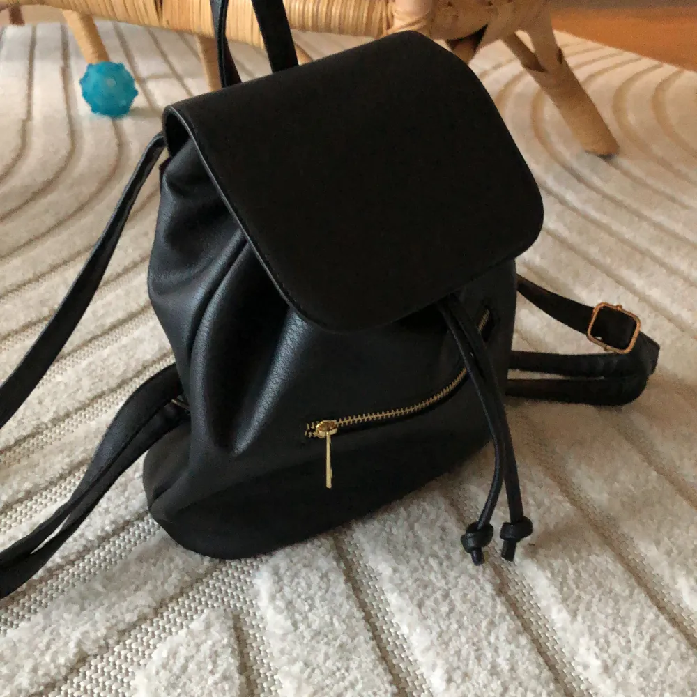 En svart skinande väska med både utrymme och plats, värd 500kr Den är använd 5-6 gånger och har inte en skråma. . Väskor.