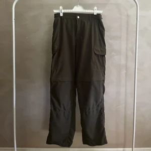 Omärkta vintage cargobyxor - Gröna cargobrallor med avtagbara ben. Perfekta nu till sommaren! Storlek small.