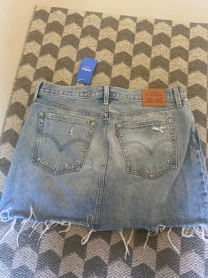 Levis jeans kjol - Jätte fin Levis jeans kjol som jag presic fick hem från sellpy men den passade tyvärr ej💓