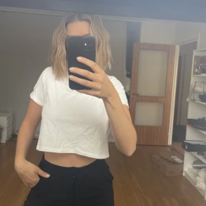 Tshirt från NAKD - Croppad tshirt från NA-KD.