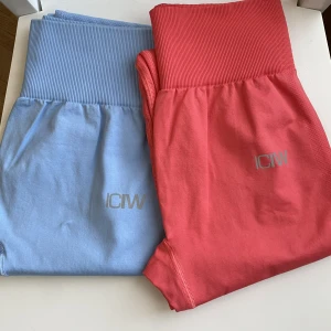 ICIW träningstights - Två par ICIW träningstights  💜Storlek Small  💜Modell ”Define Seamless Tights” 💜Nya 💜 Färg, Coral & Daisy Blue 💜 450kr/styck (Nypris 599kr)   
