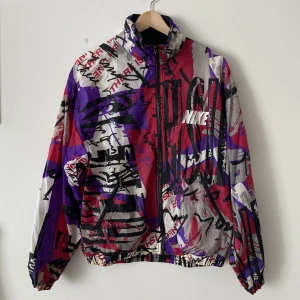 Nike Windbreaker - Retro jacka från Nike, 90-tal. Lite slitage på tex snören, storlekslappar mm, men det är inget man tänker på i sin helhet. Strl M (oversize på mig som är XS-S)