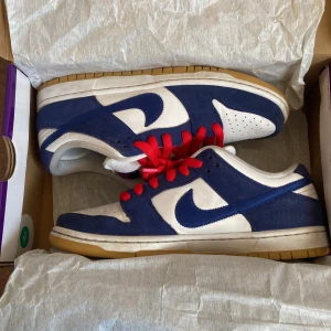 Nike SB Dunk Low ”Los Angeles dodgers” 41 - Frächa och snygga dunks köpta på restocks. Skick:8/10. Nypris när jag köpte de gick de för 3500 kr. Tröttnade på dem helt enkelt så tänkte att nån skulle kunna få användning av dem. Box och extra skosnören medföljer:) Pris kan även diskuteras