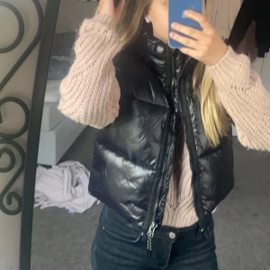 Väst  - Säljer en jätte gullig väst från zara då jag tyvärr inte för någon användning av de längre💓