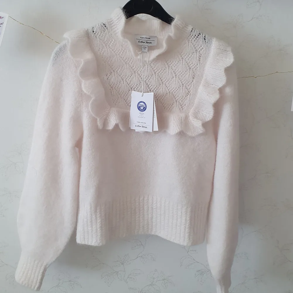 En helt ny oanvänd stickad tröja från & other stories i strl xs. Säljer då den var för liten! Nypris 790!! . Tröjor & Koftor.