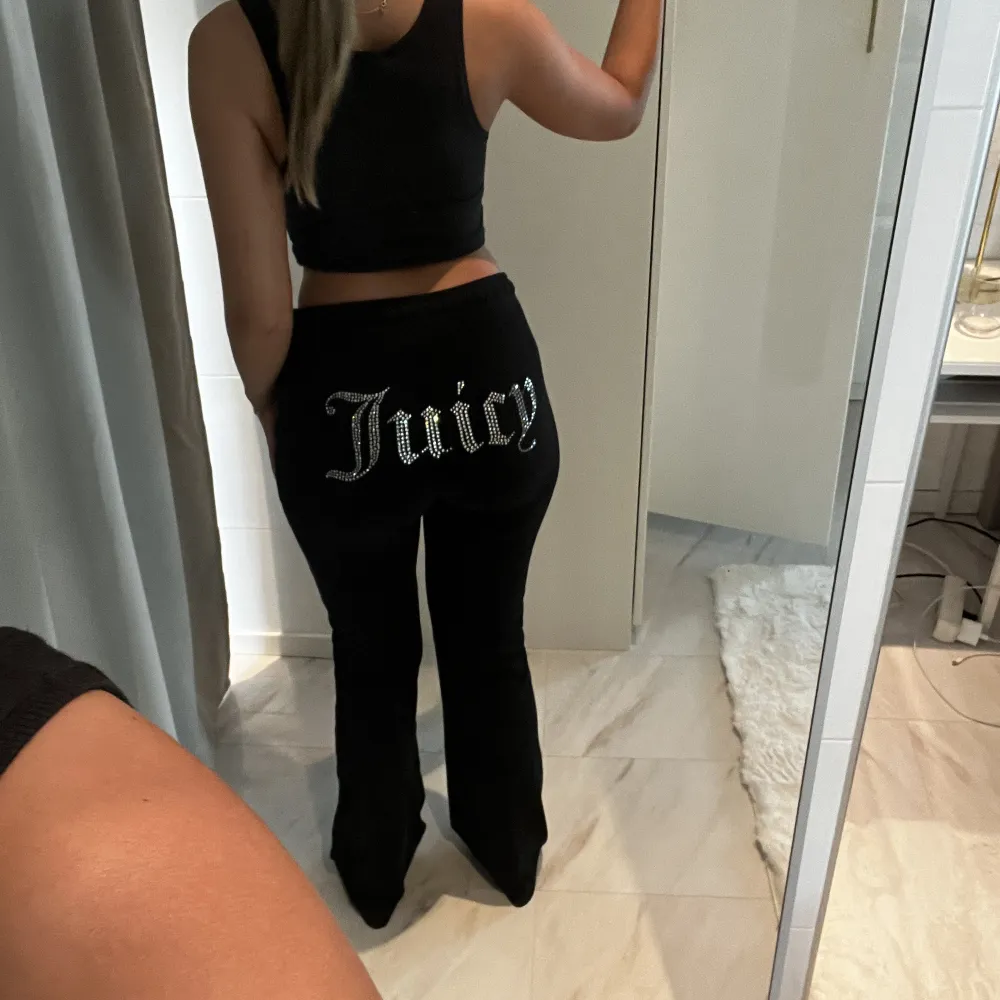 Super snygga byxor från juicy couture, alla stenar kvar och i jätte bra skick! Storlek S. Jeans & Byxor.