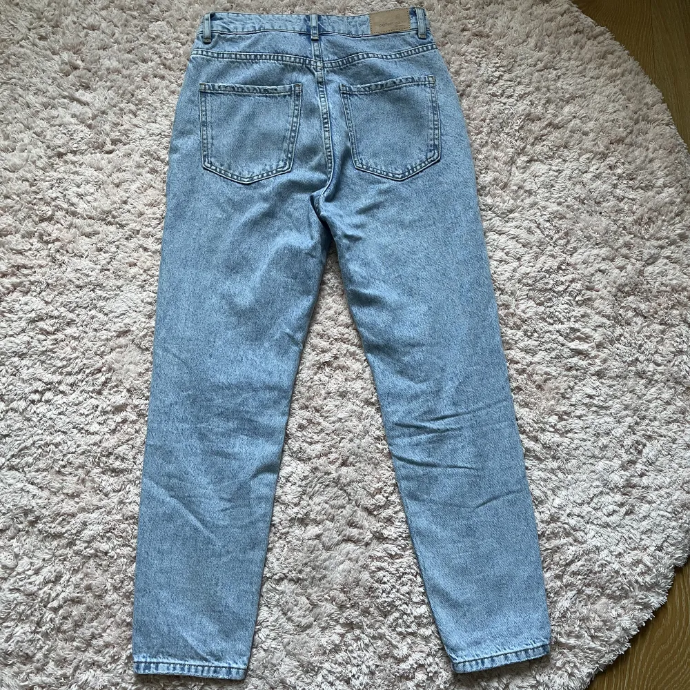 Oanvända momjeans i storlek 34. Jeans & Byxor.