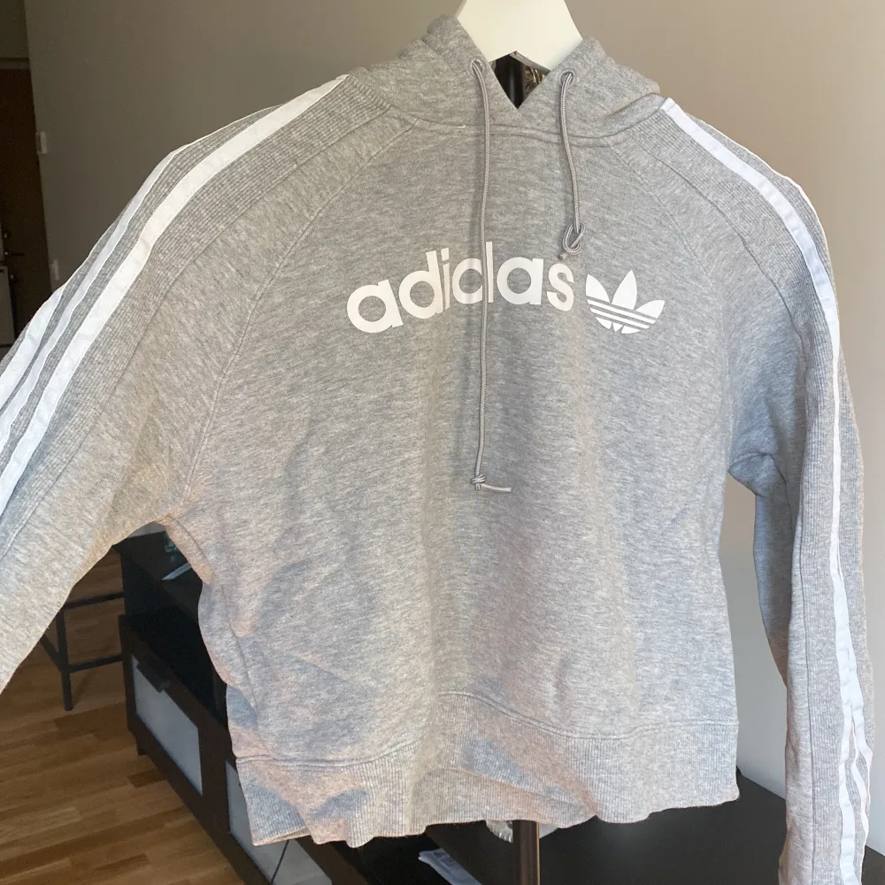 Adidas croppad tröja, nyskick aldrig använd . Tröjor & Koftor.