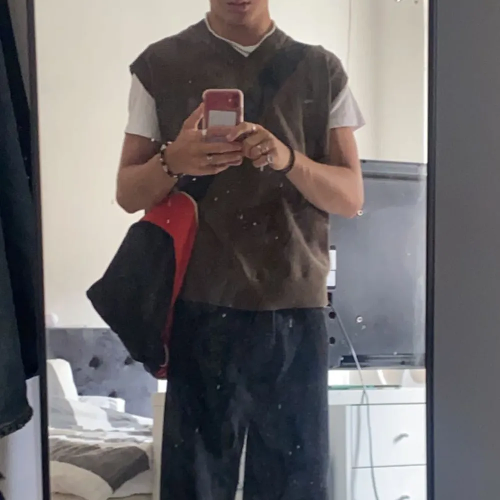 Hejsan!🤌 Säljer en galet fräsch väst som funkar superbra att göra outfiten komplett till sommaren. Den är från NN07 och köpt för 999. Avslappnad och skön, snygg färg dessutom (olivgrön).😁 Pris kan diskuteras . Neuleet.