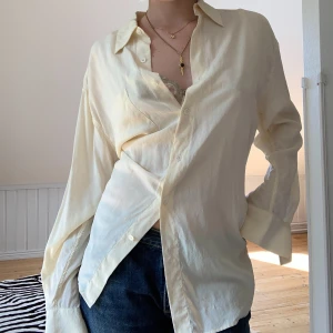 Skjorta - Hur najs skjorta!! Från Filippa K i jätte fint material, perfekt till sommaren och bra kvalitet ✨