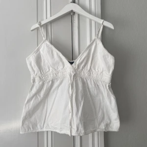 Brandy Mellville topp - Säljer denna jättefina topp från Brandy Mellville. Den är använd ett fåtal gånger och är i nyskick. Den är onesize men skulle säga ty den passar s och den har justerbara band.