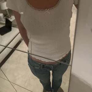 Jeans och topp - Säljer både toppen och jeansen, jeansen för 300 kr och toppen för 100 kr