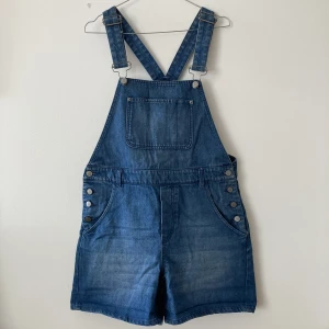 Hängsel-shorts - Hängselshorts från Monki i nyskick (använda endast ett fåtal gånger). Strl S (oversize).