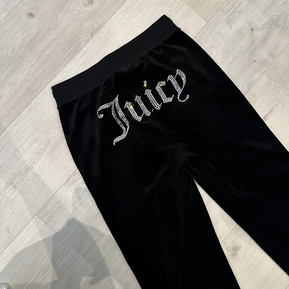 Svarta mjukisbyxor från juicy couture, fint skick🤍 kommer inte till användning, storlek S. Jeans & Byxor.