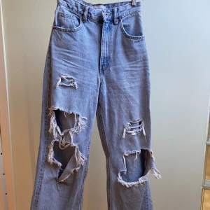 Highwaist Jeans från Zara - Har inte använt dessa på väldigt länge eftersom de är lite för små för mig och nu är de inte riktigt min stil längre💗 Hålen på jeansen har rivits upp lite mer sen när jag köpte dem men annars är de i perfekt skikt.
