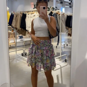 Kjol - Säljer denna superfina kjol, sparsamt använd, storlek xs-s. 200kr+frakt