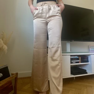 Byxor perfekt skick - Jättefint skick! Använda en sommar. 