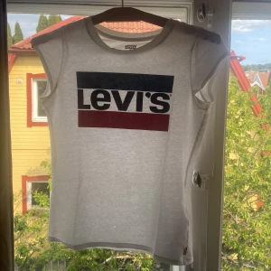 Levi’s tröja  - Det har ett litet hål som inte syns om man inte tänker på det