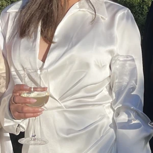 Vit satin klänning - En klänning i satin som passar bra nu till studenten! Använd en gång den är som ny!