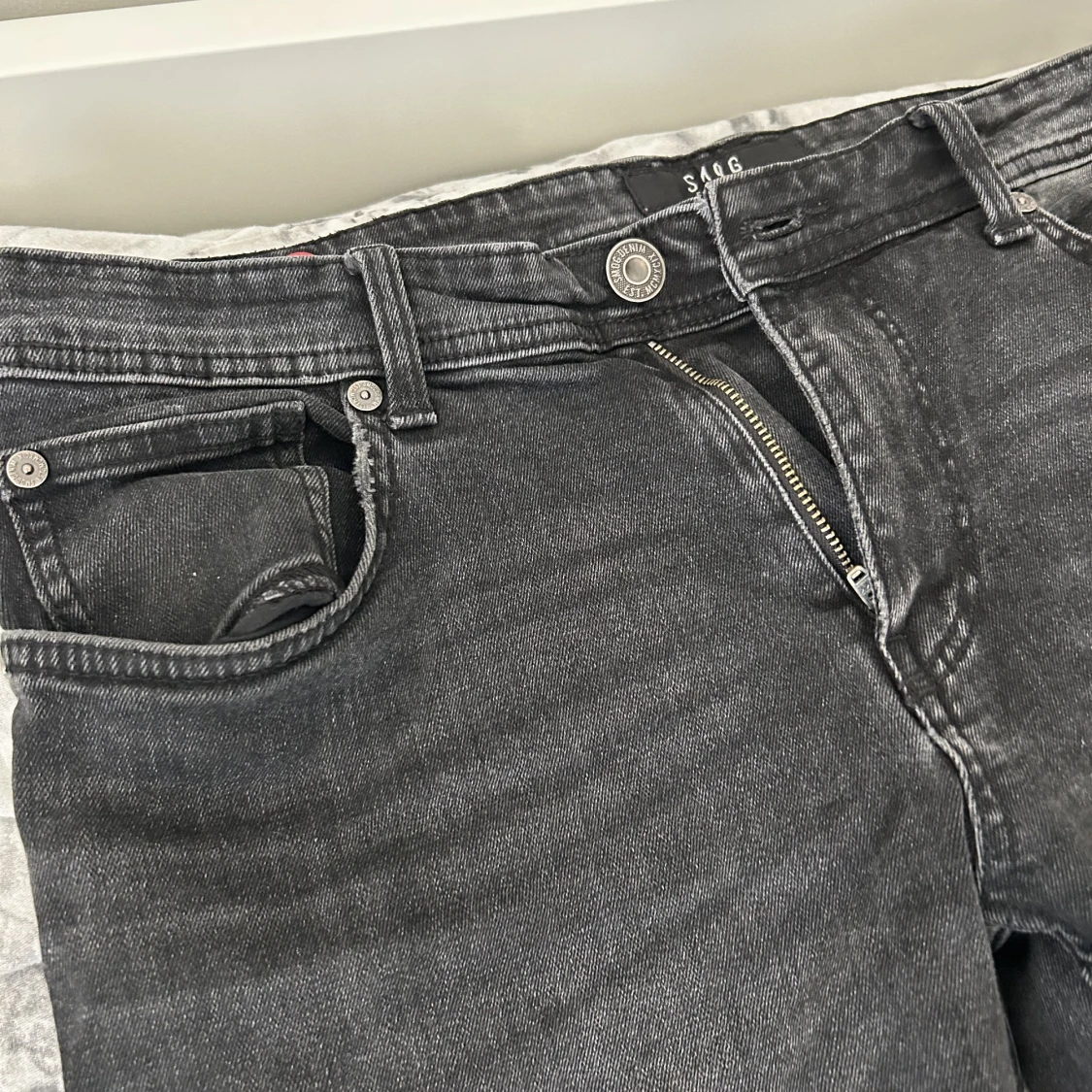 Mörkgråa jeans - 90