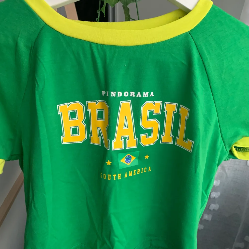 Skitsnygg brasiltröja väldigt trendig till sommaren. Står M men passar som s och xs. T-shirts.