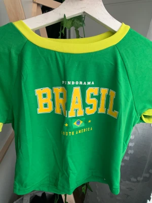 Brasil tröja - Skitsnygg brasiltröja väldigt trendig till sommaren. Står M men passar som s och xs