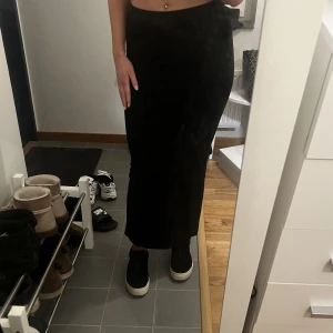 Kjol från Gina Tricot - Helt oanvänd kjol med lappen kvar. Slits bak.💗