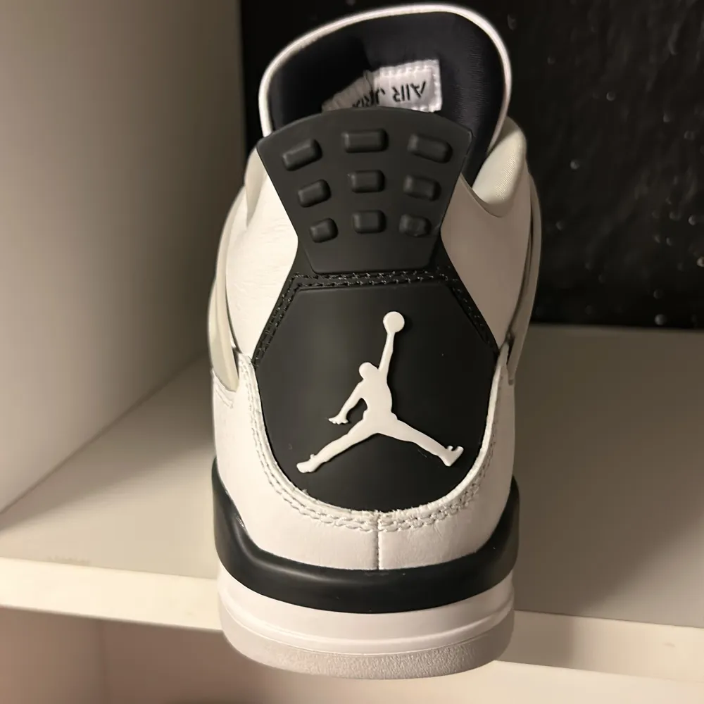 Hej. Säljer ett par helt nya Jordan 4or millitary black storlek 44 . Box medföljer😁. Skor.
