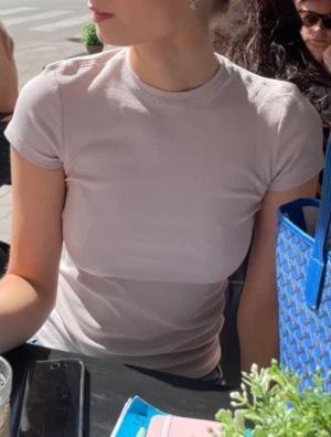 Weekday T-shirt - Super cute beige t-shirt från Weekday 💗💗