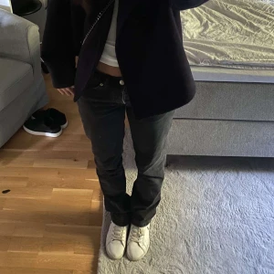 lågmidjade jeans - Lågmidjade grå jeans i nyskick!!! köpte för 400kr💗💗