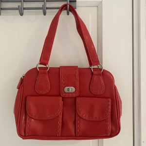 Röd väska - Så cool röd väska❤️Perfekt skick! Den är mellanstor, bas 30 cm & höjd 21 cm. Skriv vid funderingar och kolla in mina andra annonser också!