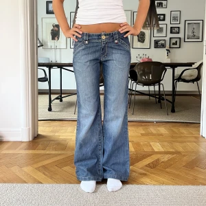 Jeans!  - Snygga lågmidjade jeans!! MIDJEMÅTT:80cm INNERBENSLÄNGDEN:78cm