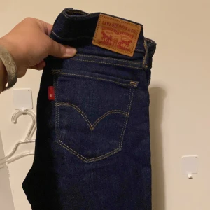 Levi’s 710 super skinny  - Skinny jeans men du kommer få bästa rumpan i dessa. Väldigt lowrise. 