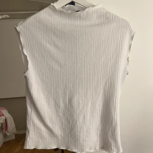 Topp  - Säljer denna fina topp ifrån Bikbok som är i väldigt bra skick i storlek M💕
