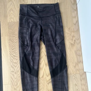 träningstights - Träningstights med fickor på sidorna men även små uppe vid midjan 