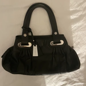 Väska - Säljer denna helt otroligt vackra väskan. Är varsamt använd!🙌🏼🙌🏼 Storlek: 30x17x10