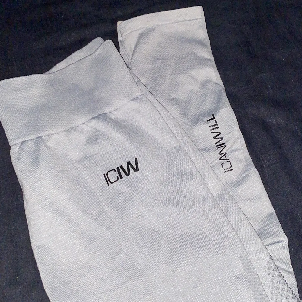 Säljer dessa ICIW leggings för att de är lite för stora för min smak, färgen är grå/silvrig. Märket är intakt och själva byxan är i bra skick (hålen på bakre benen är en fin detalj och utmärkta lufthål). Jeans & Byxor.