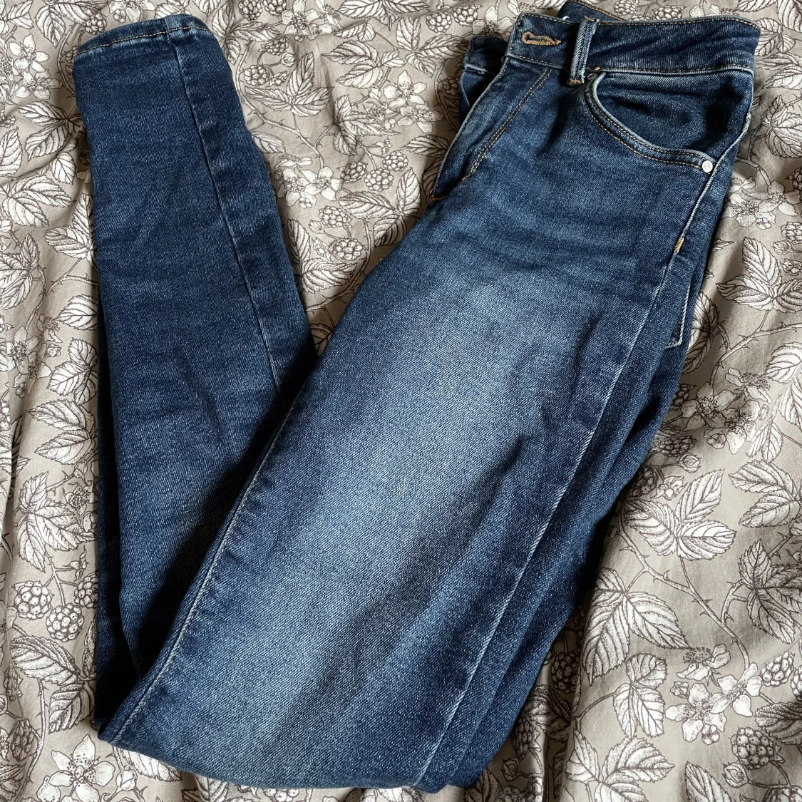 Blåa jeans från bikbok - 91