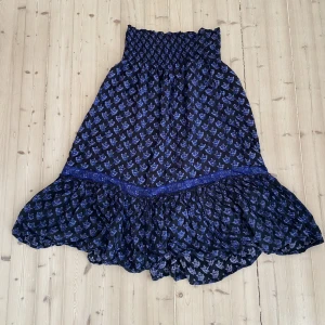 Långkjol - Kommer ej till användning är i bra skick ca 95cm lång🤍