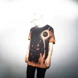 Blekt t-shirt med broderi - Blekt T-shirt med broderi strl M