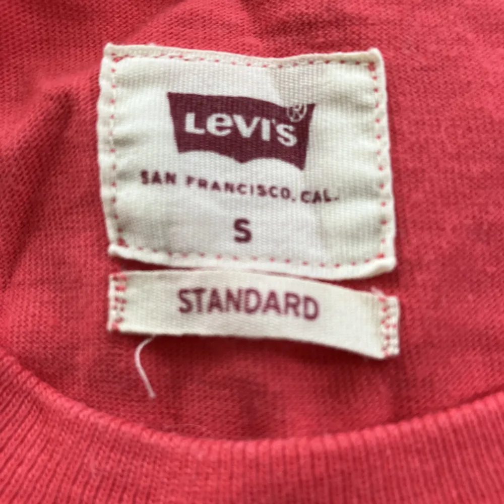 Levi’s t shirt i hallonröd färg. Passar både kille och tjej. Storlek S.  I fint skick. 🩵 . T-shirts.