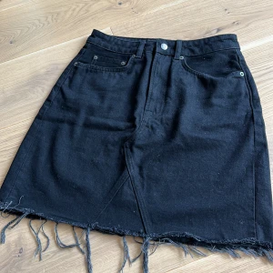 Svart jeanskjol fr NAKD - Svart ny jeanskjol fr NAKD, strl 36