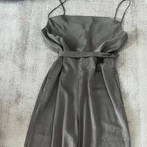 Byxdress  - Fin byxdress i siden tyg, aldrig använd, kommer från Hm och är i storlek:40 Lite bootcut i benen 