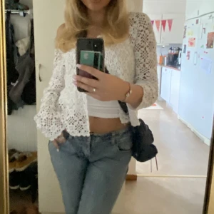 Kofta - Säljer denna jätte fina kofta som är köpt second hand. Storleken är L men jag bär S i normala fall och den sitter fint på mig❤️ skriv vid frågor!!