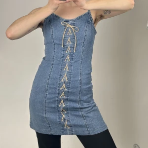 Jeans klänning - Så cool klänning med knytning där fram ✨