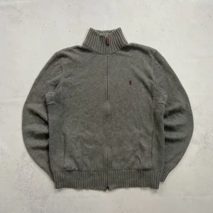 Grå Raffe kofta  - Tjena! Nu är denna Raffe kofta till salu då den ej används mer. Tröjan är sparsamt använd och i fint skick. Ifall några frågor dyker upp hojta till! 🤝